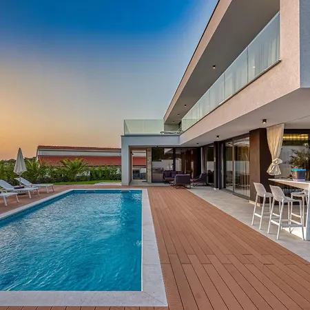 Willa Luxury Eleven Near Rovinj For 10 Persons Only 4 Km From The Rovinjsko Selo